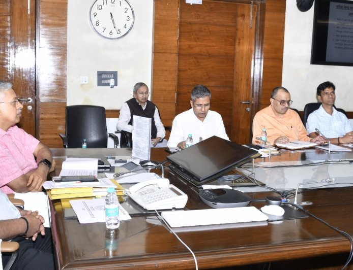 Lucknow : यूपी पुलिस भर्ती परीक्षा को लेकर बड़ी बैठक: 75 जिलों में 1,183 केंद्रों पर कड़ी सुरक्षा के बीच आयोजित होगी परीक्षा