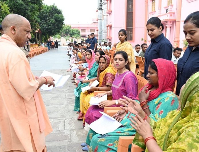 Gorakhpur: मुख्यमंत्री ने लोगों को दिया भरोसा- किसी को परेशान होने की जरूरत नहीं, हर जरूरतमंद के साथ खड़ी है सरकार। 