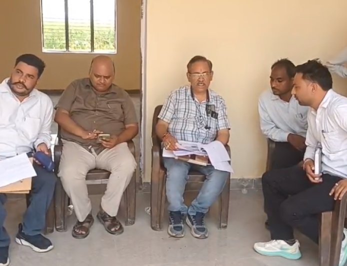 Sambhal: शिकायत पर चौथी बार जांच टली! अभिलेख न मिलने से अधिकारियों की टीम लौटी, ग्रामीण ने लगाए भ्रष्टाचार के गंभीर आरोप। 