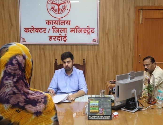 Hardoi: जनसुनवाई में उमड़ी फरियादियों की भीड़, डीएम अनुनय झा ने सुनीं 94 शिकायतें। 