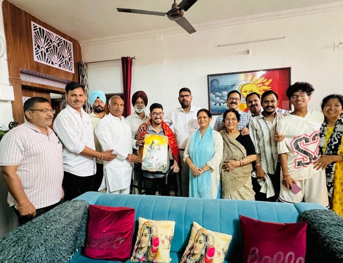Bajpur : उत्कर्ष नेगी के राज्य कर अधिकारी बनने पर विधायक अरविंद पांडेय और बलराज पासी ने घर पहुंचकर दी बधाई