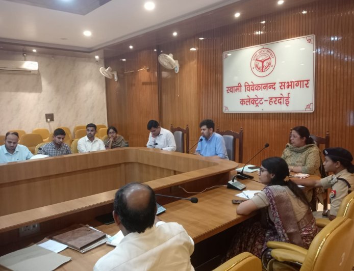Hardoi : बाढ़ से निपटने के लिए प्रशासन ने कसी कमर, जिलाधिकारी ने अधिकारियों को समय से सभी व्यवस्थाएं पूरी करने के निर्देश दिए
