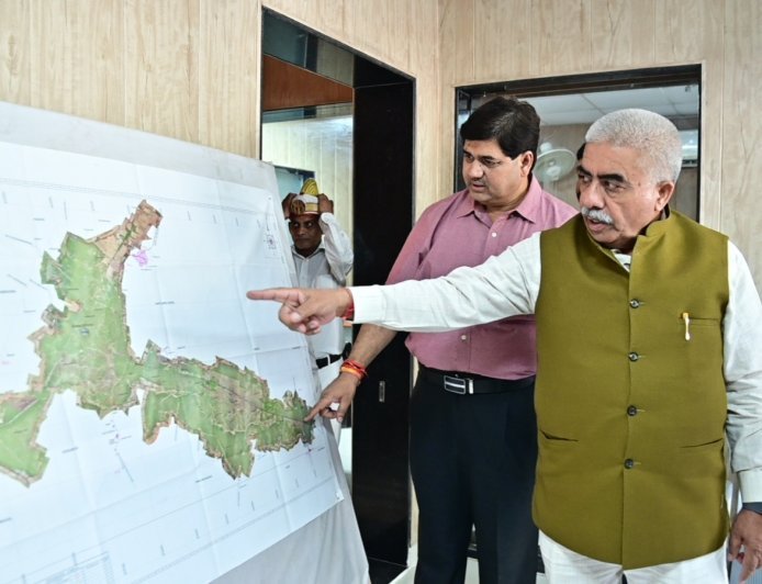 Lucknow : योगी सरकार के टेक्सटाइल हब विजन को मिल रही गति, मंत्री राकेश सचान ने पीएम मित्र मेगा टेक्सटाइल पार्क के निर्माण कार्यों का किया निरीक्षण
