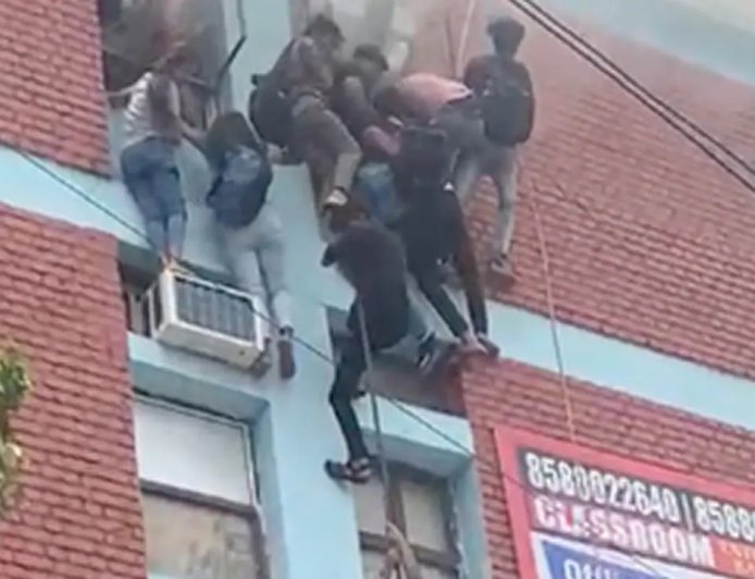 मालवीय नगर अग्निकांड में 21 मासूम जिंदगियों की मौत के बाद जागा प्रशासन, आज से एक महीने तक पूरी दिल्ली में चलाया जाएगा सघन चेकिंग और सीलिंग अभियान।
