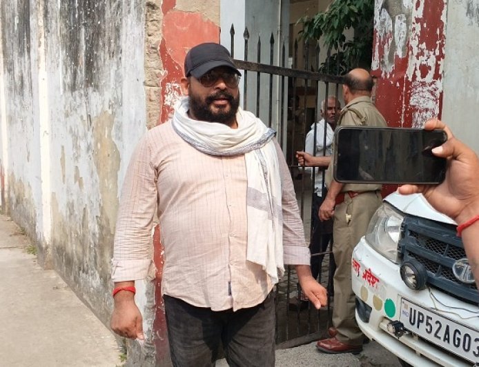 Ballia: चीफ मिनिस्टर पी ए मर्डर केस में आरोपी ने सी बी आई को चकमा देकर गैंगेस्टर कोर्ट में किया सरेंडर