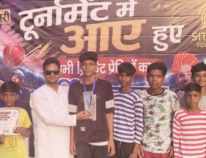 Sitapur: मस्जिद बाजार में मिनी क्रिकेट टूर्नामेंट का भव्य शुभारंभ, रोमांचक मुकाबले में मस्जिद 11 ने टिकरा जार 11 को 45 रन से हराया