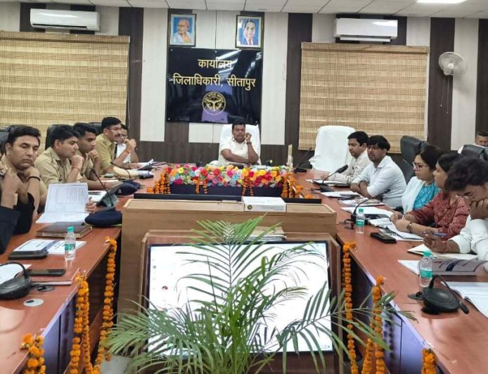 Sitapur: पुलिस भर्ती परीक्षा को लेकर प्रशासन अलर्ट, निष्पक्ष व शांतिपूर्ण आयोजन के लिए कसी कमर