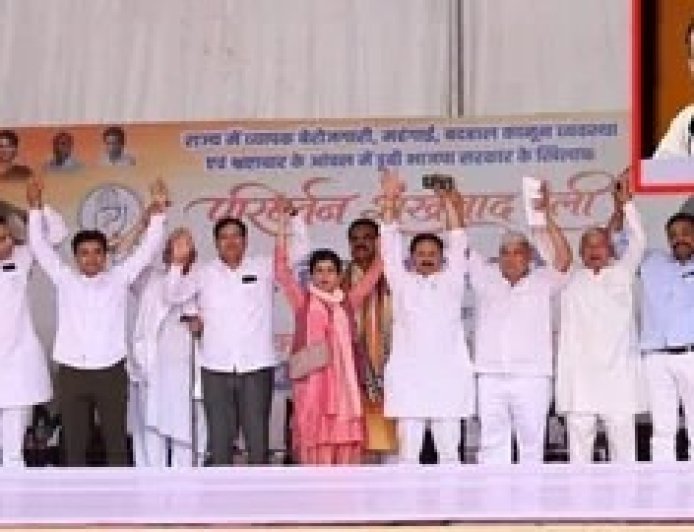 उत्तराखंड के चुनावी शंखनाद के बीच अल्मोड़ा में आयोजित हुई कांग्रेस की विशाल जनसभा, खराब मौसम के चलते धरातल पर नहीं उतर सका राष्ट्रीय नेतृत्व।