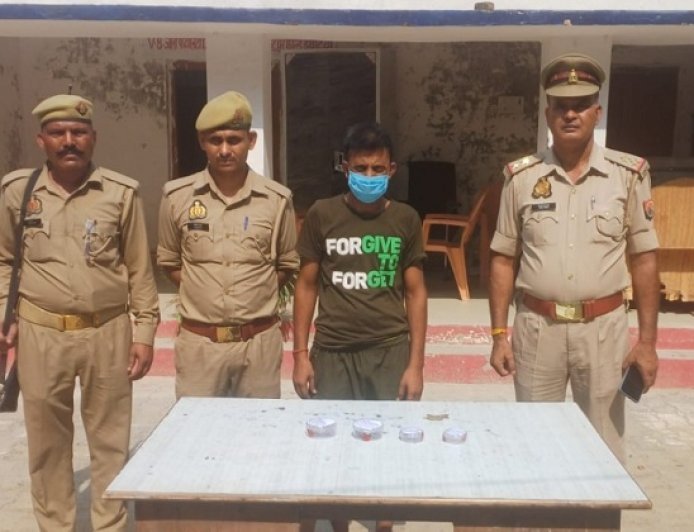 Hardoi: मंदिर में मनोकामना के नाम पर महिला से जेवर ठगने वाला ई-रिक्शा चालक गिरफ्तार