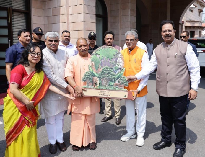 Lucknow: एक पेड़ मां के नाम' कार्यक्रम में सम्मानित हुईं प्रतिभाएं, छात्र-छात्राओं और ग्राम प्रधानों ने सीएम योगी का जताया आभार