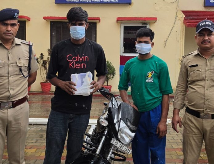 Bajpur: बाइक सवार दो बदमाश मोबाइल लुटेरो को पुलिस ने दबोचा