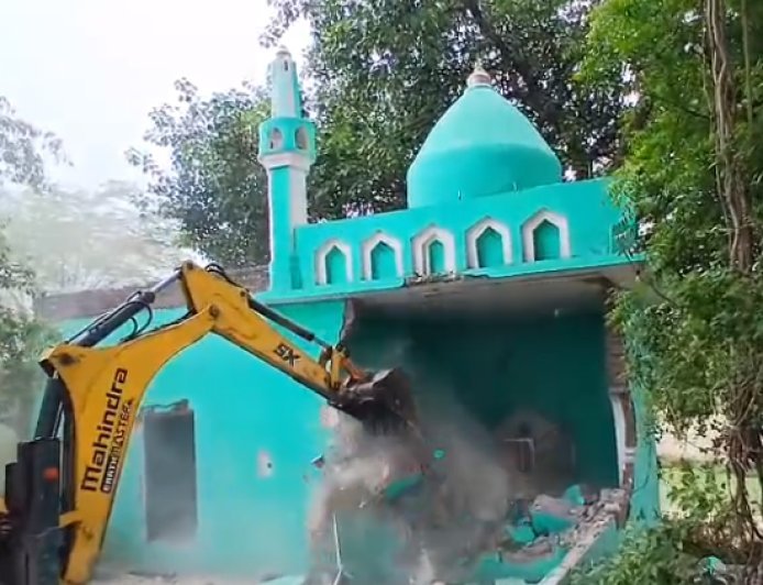 Sambhal: बुलडोजर के सामने बेबस मजार! 700 बीघा जमीन मुक्त कराने के अभियान में सम्भल प्रशासन की बड़ी कार्रवाई