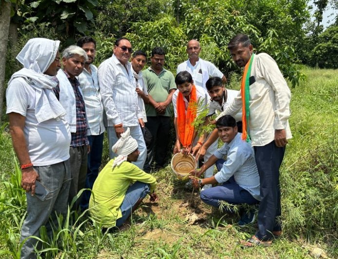 Hardoi: विश्व पर्यावरण दिवस पर अंतर्राष्ट्रीय पर्वतारोही अभिनीत मौर्य ने चलाया वृक्षारोपण अभियान