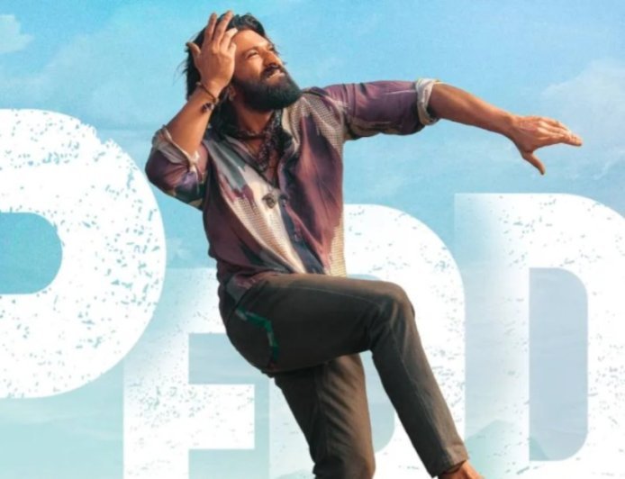 सिनेमाघरों में गूंजी राम चरण की दहाड़: बार-बार टलने और सोशल मीडिया पर लीक होते कथानक के बीच आखिरकार रिलीज हुई बहुप्रतीक्षित पैन-इंडिया फिल्म 'पेड्डी'।