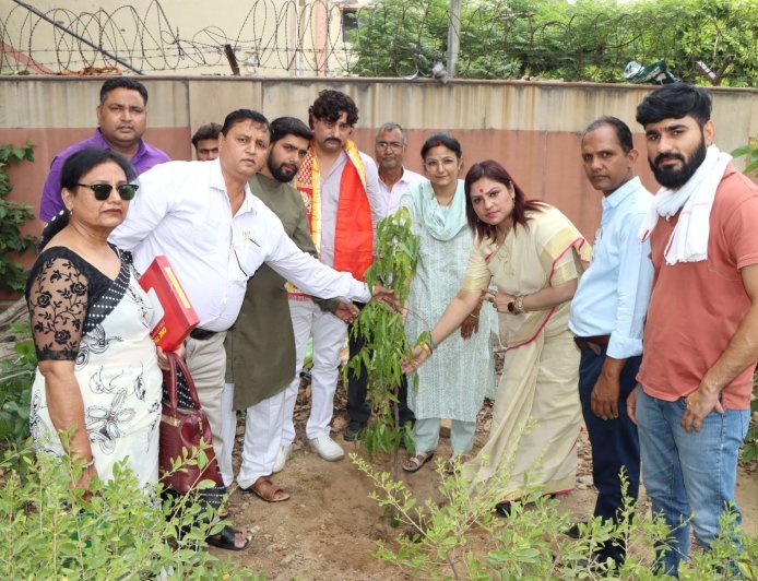 Hathras: विश्व पर्यावरण दिवस पर हरियाली का संकल्प, नगर पालिका ने चलाया जागरूकता अभियान