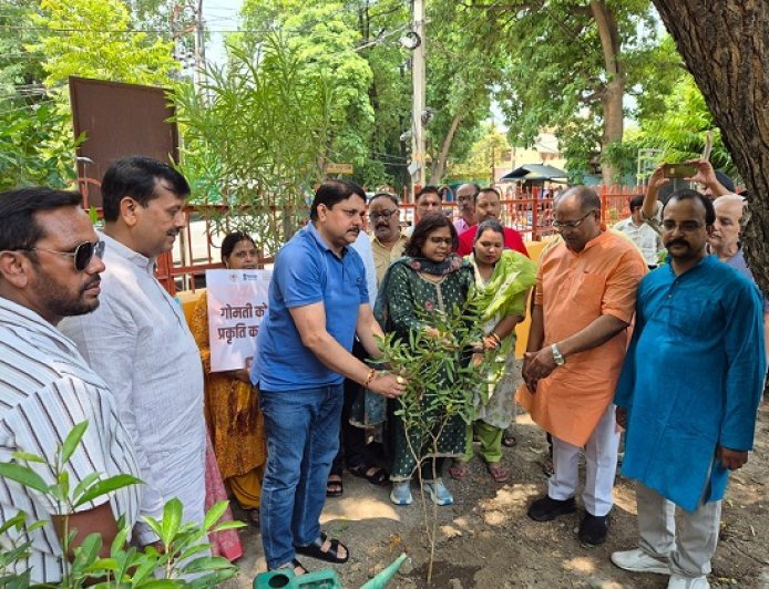 Lucknow: 12 साल विश्वास के, विकास के, जन-कल्याण के" अभियान का भव्य आगाज़, अपर श्रमायुक्त कार्यालय में वृक्षारोपण व कार्यशाला आयोजित