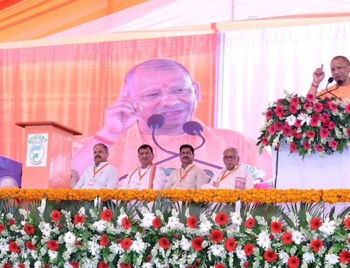Gonda: मंच पर मुख्यमंत्री के आने के बाद से पंडाल में गूंजता रहा जय श्री राम व बुलडोजर बाबा का जयघोष