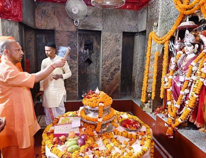 मुख्यमंत्री ने किए मां पाटेश्वरी के दर्शन: गोरक्षपीठाधीश्वर ने मां के चरणों में लगाई हाजिरी, स्वस्थ-समृद्ध उत्तर प्रदेश की कामना की