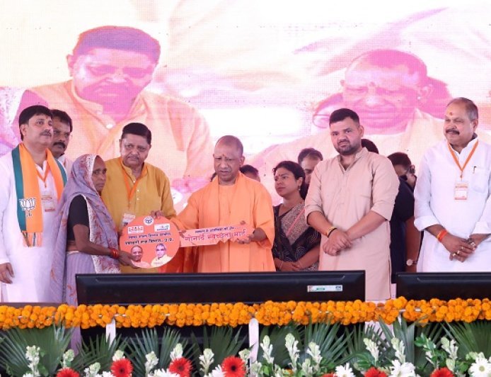 Gonda: मुख्यमंत्री ने जनकल्याणकारी योजनाओं के लाभार्थियों को किया सम्मानित