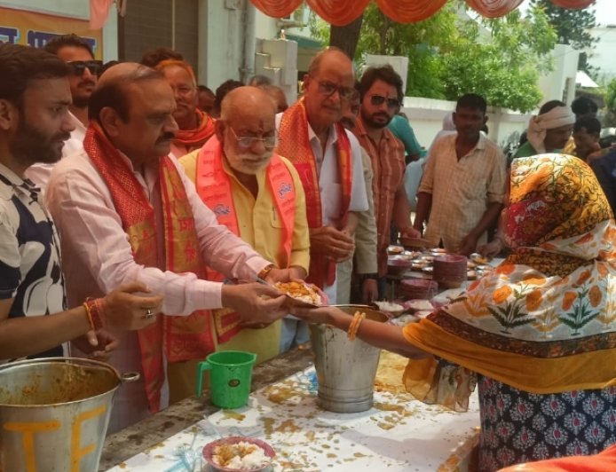 Hardoi: भाजपा नेता राजा बक्श सिंह के सौजन्य से बृहद भंडारा आयोजित, श्रद्धालुओं ने ग्रहण की प्रसादी
