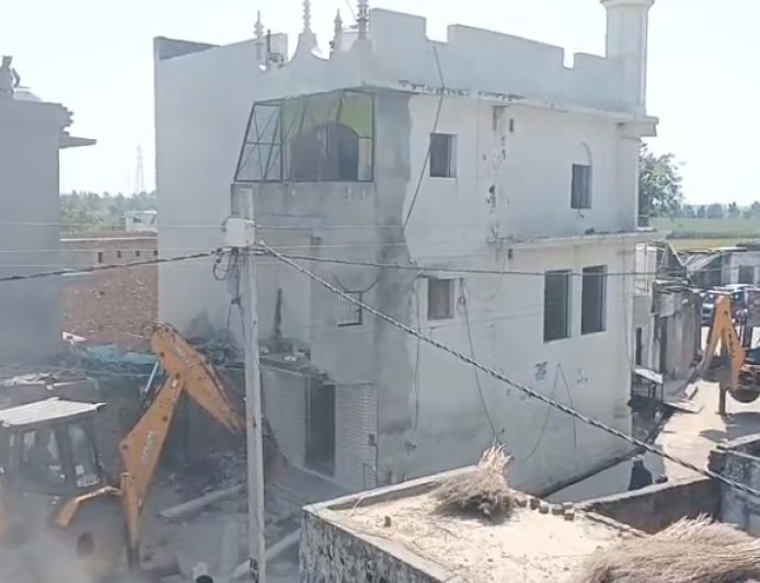 Sambhal: कब्रिस्तान की जमीन पर बनी मस्जिद पर चला बुलडोजर, प्रशासन की बड़ी कार्रवाई; ₹1.12 लाख का जुर्माना भी लगाया