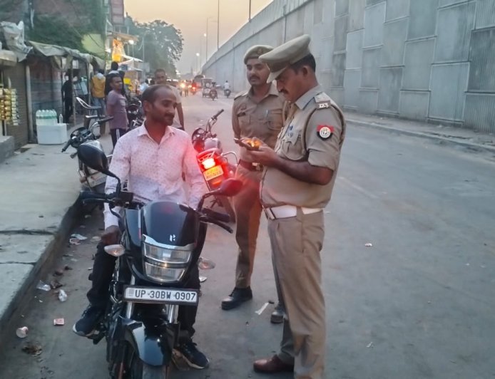 Hardoi : संडीला में पुलिस ने चलाया चेकिंग अभियान, यातायात नियम तोड़ने वाले 53 वाहनों का चालान और तीन सीज