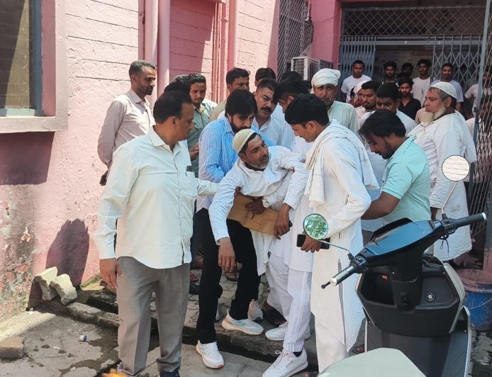 Deoband : सांपला रोड पर डंपर ने मोपेड को मारी टक्कर, बुजुर्ग की मौत और महिला गंभीर रूप से घायल