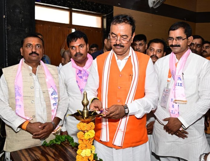 Prayagraj : शैक्षिक संगोष्ठी और प्रांतीय अधिवेशन में शामिल हुए उपमुख्यमंत्री केशव प्रसाद मौर्य, शिक्षकों की भूमिका को सराहा