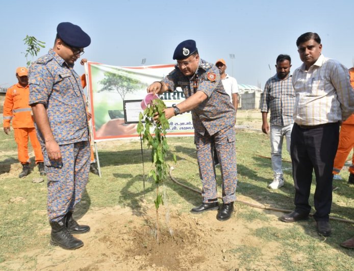 Lucknow : लखनऊ में 11 एनडीआरएफ का बड़ा अभियान, पर्यावरण दिवस पर लगाए गए छायादार और औषधीय पौधे