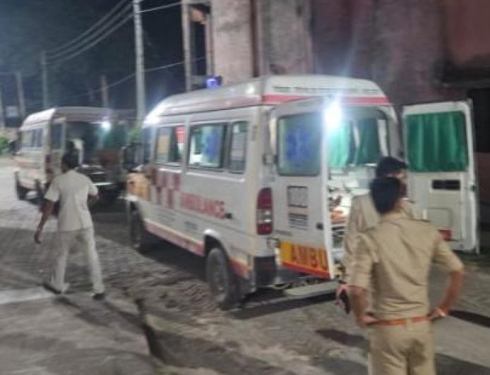 Sitapur : एम्बुलेंस की लापरवाही और तकनीकी औपचारिकता के चक्कर में दो घायल युवकों ने तोड़ा दम