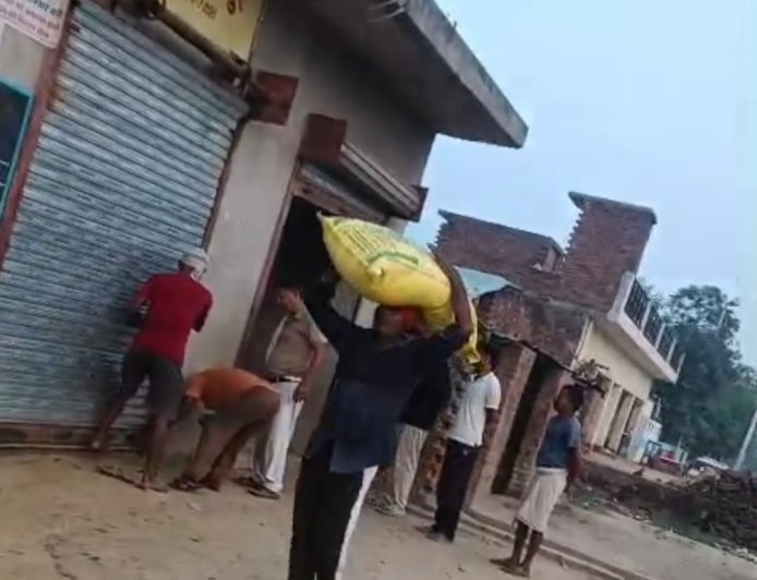 Sitapur : सहकारी समितियों में यूरिया वितरण में धांधली का आरोप, किसान मंच ने जताई नाराजगी