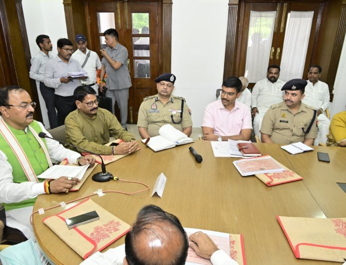 Agra : केशव प्रसाद मौर्य के आगमन पर जनप्रतिनिधियों ने किया स्वागत, विकास कार्यों और कानून व्यवस्था की समीक्षा