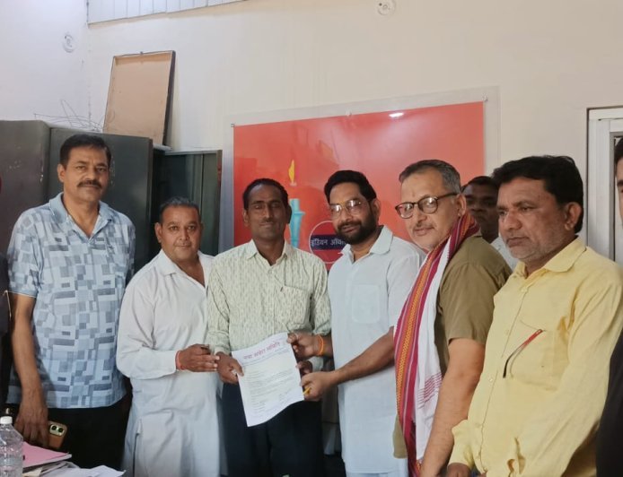 Bajpur: नए गैस कनेक्शन जारी करने को लेकर प्रबंधन को ज्ञापन सोपा 