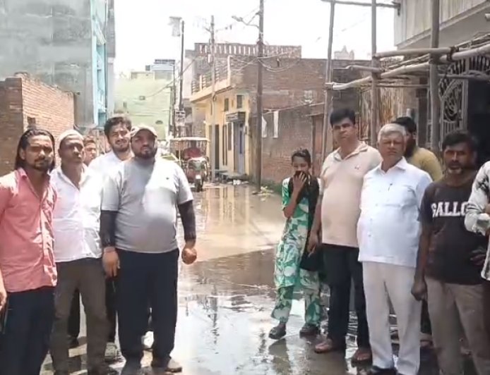 Sambhal: ईद से जलभराव से बेहाल मौहल्ला, प्रदर्शन पर उतरे लोग; बोले– अधिकारी सुनने को तैयार नहीं