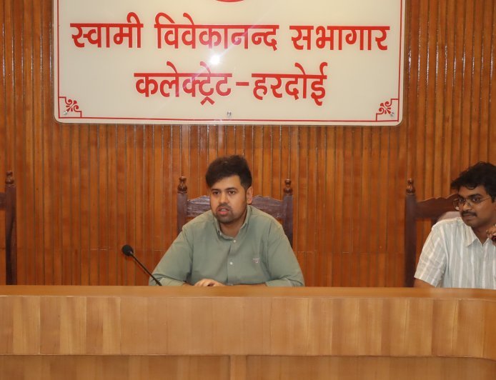 Hardoi: जिला वृक्षारोपण समिति की बैठक में डीएम के निर्देश, मिशन छाया और औषधि वाटिकाओं पर विशेष जोर