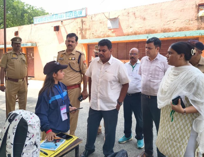 Sitapur : अभेद्य सुरक्षा के बीच शुरू हुई यूपी पुलिस कांस्टेबल भर्ती परीक्षा, केंद्रों पर मुस्तैद रहा प्रशासन