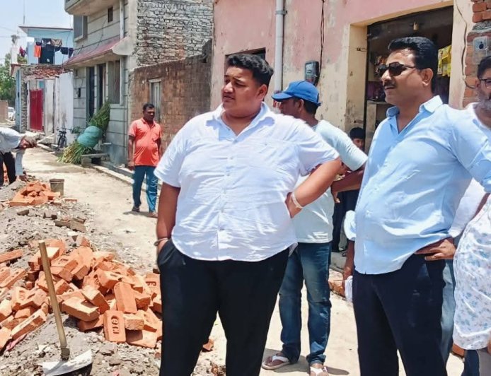 Bajpur : जिला पंचायत सदस्य ने निर्माणाधीन मुख्य सड़क का किया निरीक्षण, गुणवत्ता बनाए रखने के निर्देश