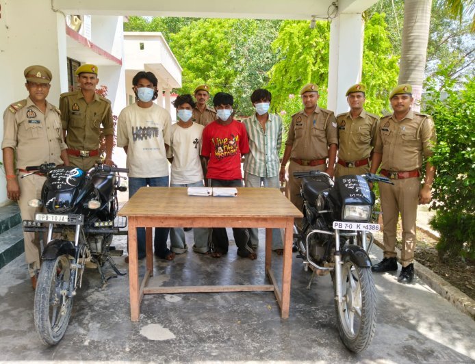 Hardoi : मोबाइल छीनने वाले गिरोह का पर्दाफाश, चार आरोपी गिरफ्तार और एक अन्य हिरासत में