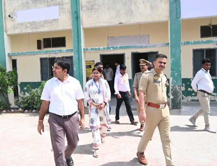 Sambhal : पुलिस भर्ती परीक्षा पर डीएम-एसपी की पैनी नजर, केंद्रों का किया औचक निरीक्षण; कारवां सराय से अतिक्रमण हटाने के भी दिए निर्देश