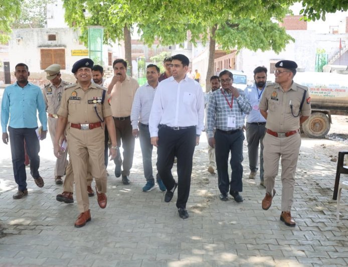 Hathras : हाथरस में पुलिस भर्ती परीक्षा के पहले दिन अधिकारियों ने केंद्रों का जायजा लिया