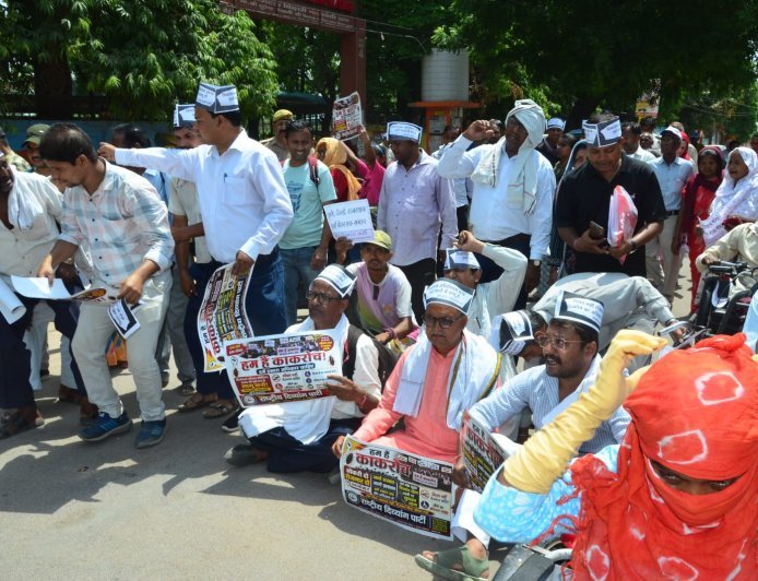 Kanpur: न्याय के लिए सड़क पर उतरने को मजबूर दिव्यांग, आश्वासन के बाद टली पदयात्रा