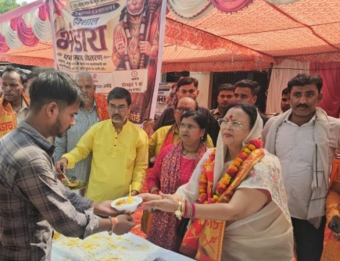 हरदोई में षष्ठम बड़े मंगल पर जगह-जगह भंडारों का आयोजन, जिला पंचायत अध्यक्ष ने वितरित किया प्रसाद