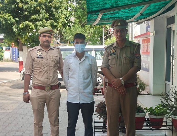 Hardoi: पुलिस भर्ती परीक्षा में नकल की साजिश नाकाम, अभ्यर्थी मोबाइल और प्रश्नपत्र के साथ गिरफ्तार
