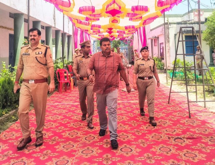 Sitapur : सिपाही भर्ती परीक्षा केंद्र पहुंचे डीएम और एसपी, सुरक्षा और व्यवस्थाओं का लिया जायजा