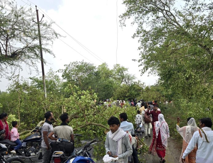 Hardoi : आंधी और तूफान से संडीला में जनजीवन बेपटरी, पेड़ गिरने से रास्ते बंद और बिजली गुल