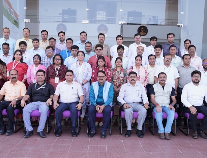 Lucknow: यूपीएसआईएफएस में प्रशिक्षु अधिकारियों ने सीखी साइबर और फॉरेंसिक जांच की बारीकियां