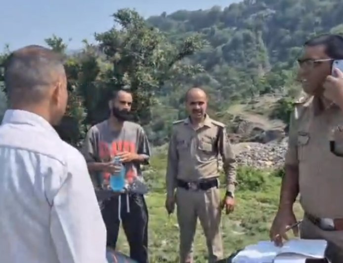 Mussoorie: मसूरी में बड़ा हादसा: झड़ीपानी शॉर्टकट मार्ग पर गहरी खाई में गिरी कार, चार लोग सवार