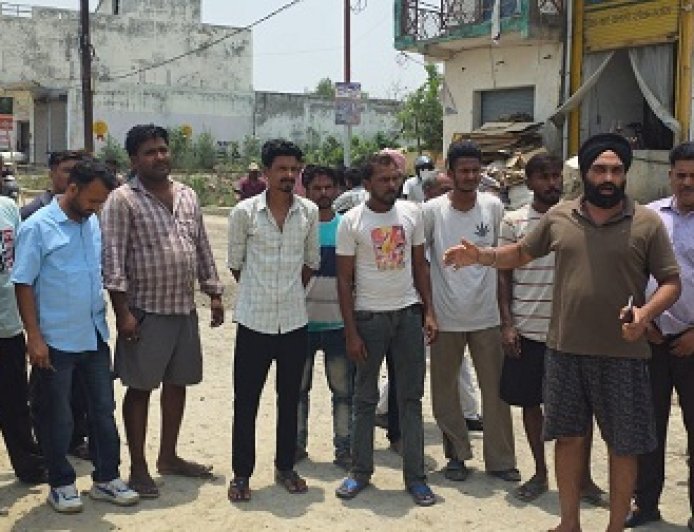 Bazpur: एसडीएम के निर्देश पर बेरिया रोड बंद स्थानीय लोगों ने किया जमकर हंगामा