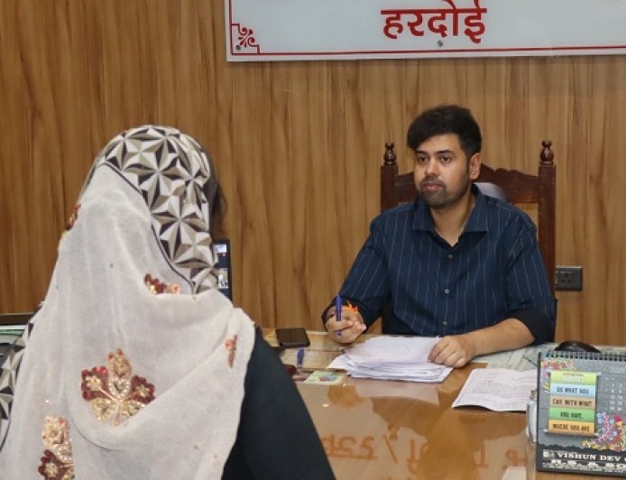 Hardoi: जनसुनवाई में डीएम अनुनय झा ने सुनीं 62 शिकायतें, अधिकारियों को दिए त्वरित निस्तारण के निर्देश