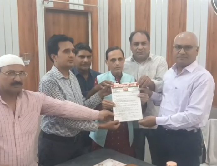 Sambhal: मुहर्रम से पहले सपा का हल्ला बोल: टूटी सड़कें, बंद प्याऊ और आवारा कुत्तों के आतंक पर प्रशासन को सौंपा 5 सूत्रीय ज्ञापन